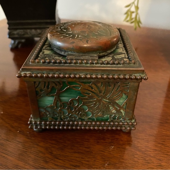 VTG Tiffany Studios ink well - bronze & swirled green stained glass marked 845 - Picture 4 of 10